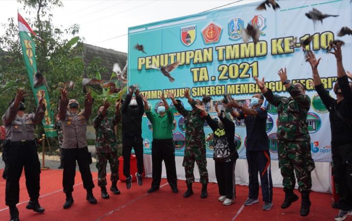 Penutupan TMMD Bojonegoro, Dansatgas Bersama Forkopimda Lepas Burung Merpati
